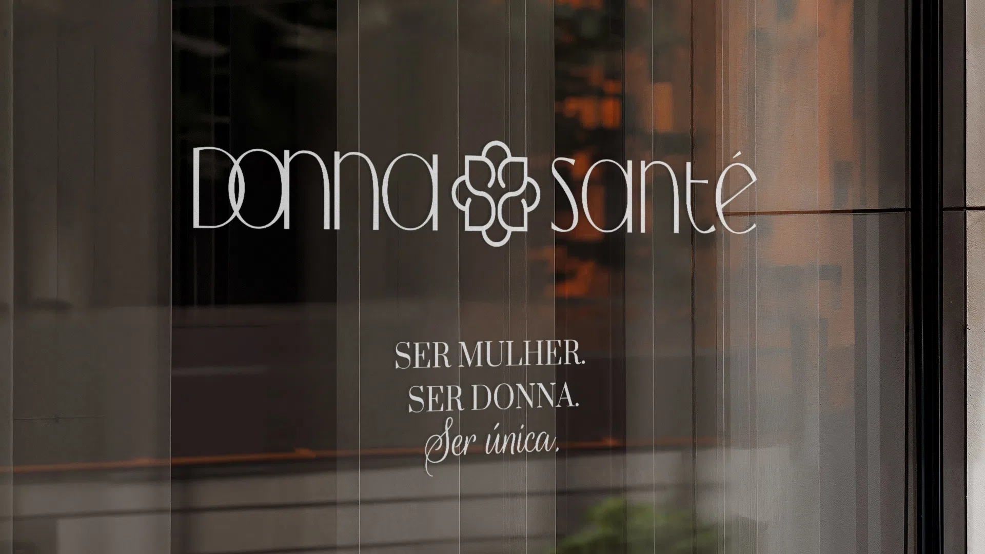 Donna Santé — logotipo em vitrine de vidro